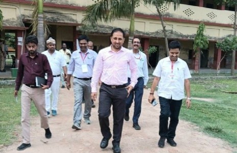 Maharajganj News : परीक्षा केंद्रों पर अचानक पहुंचे डीएम, व्यवस्थाओं की परखी हकीकत