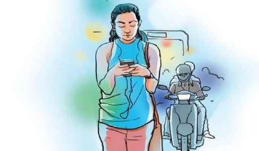 Maharajganj News : बस 500 मीटर दूर थी पुलिस, फिर भी युवती के हाथ से 'ये' छीन ले गए बेख़ौफ़ युवक