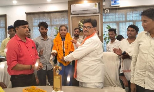 Maharajganj Sports News : परतावल की बेटी अलीजा का सम्मान, अब अंतरराष्ट्रीय मंच पर दिखाएंगी दम