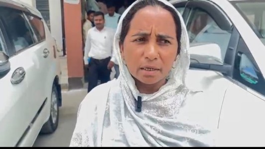 Maharajganj News : कोर्ट से केस जीता, फिर भी नहीं मिली जमीन! पीड़िता ने डीएम के सामने बयां किया दर्द