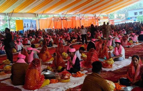 Maharajganj News : एक मंडप में गूंजीं 142 शहनाइयां, सामूहिक विवाह में सात फेरे लेकर बने हमसफर