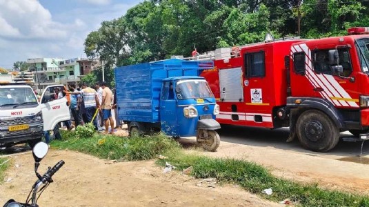 Maharajganj News : माल उतारते वक्त पिकअप में लगी आग! ड्राइवर सीट के नीचे से उठी लपटों से मचा हड़कंप