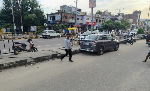Maharajganj News : तीन किलोमीटर में 100 से ज्यादा रास्ते! एनएच-730 पर मौत को दावत दे रही टूटी बैरिकेडिंग