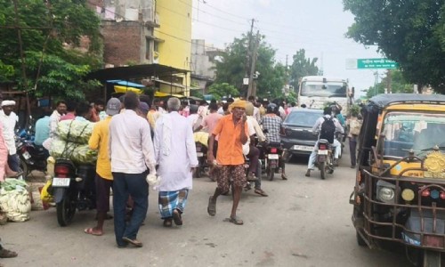Maharajganj News : नौतनवा में जाम का 'जंजाल'! सड़क पर कब्जे और बेतरतीब पार्किंग से हाहाकार