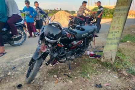 Maharajganj News : महीनों से सड़क पर पड़ा गिट्टी-बालू बना हादसे की वजह, बाइक सवार युवक गंभीर घायल