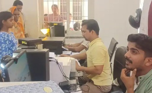 Maharajganj News : महराजगंज पोस्ट ऑफिस में 5 साल तक के बच्चों का निशुल्क बनेगा आधार, रोज 150 तक आवेदन
