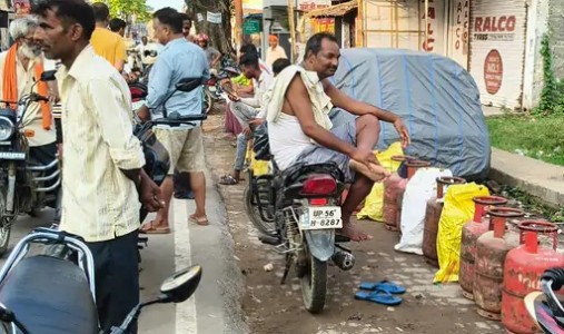 Maharajganj News : 10 दिन से यहाँ चूल्हे पड़े थे ठंडे, गैस सप्लाई शुरू होते ही सिलेंडर के लिए उमड़ी भीड़