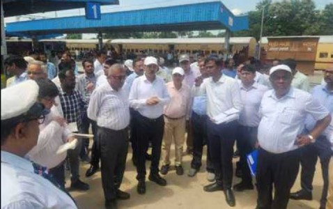 Maharajganj News : रेलवे जीएम के दौरे से गरमाया आनंदनगर का रेलवे मुद्दा, 5 मांगों पर अब कार्रवाई का इंतजार