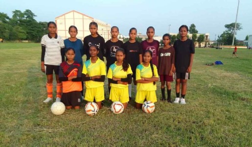 Maharajganj Sports : महराजगंज की पांच बेटियों ने रचा इतिहास! अमेठी में राज्य स्तरीय फुटबॉल स्पर्धा में दिखाएंगी दमखम