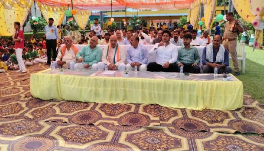 Maharajganj News : सिसवा में देशभक्ति के रंग में रंगा स्कूल, आजादी के जश्न में गूंजा भारत माता का जयघोष