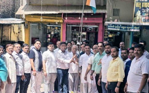 Maharajganj News : सिसवा की सर्राफा मंडी में शान से लहराया तिरंगा, स्वर्णकार संघ ने शहीदों को किया नमन