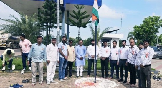 Maharajganj News : सिसवा में देशभक्ति का दिखा जुनून, व्यापार मंडल ने तिरंगा फहराकर मनाया स्वतंत्रता दिवस