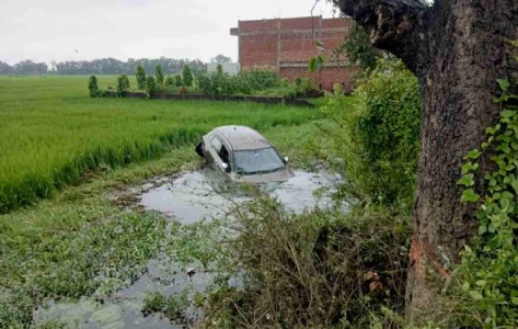 Maharajganj News : फिसलन भरी सड़क और गड्ढा बना हादसे की वजह, धड़ाम से नीचे गिरा वाहन