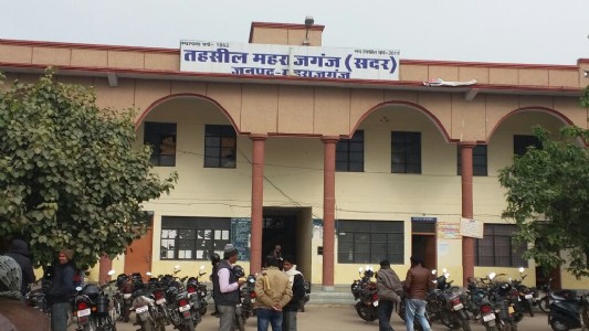 Maharajganj News : महराजगंज में 107 लेखपालों की कमी, प्रमाणपत्र से पैमाइश तक अटके लोगों के काम