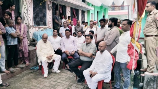Maharajganj News : तीन मासूमों बच्चों की मौत के बाद पीड़ित परिवारों से मिले विधायक प्रेम सागर पटेल, न्याय दिलाने का दिया भरोसा