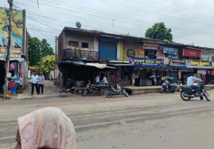 Maharajganj News : स्कूल गेट के सामने ही बिक रहा तंबाकू! 500 मीटर नियम के बीच महराजगंज में बेखौफ दुकानें