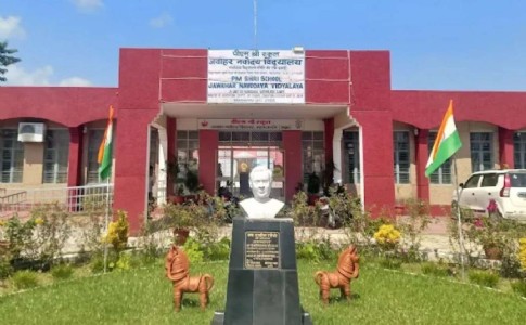 Maharajganj News : मरा मेंढक मिलने के बाद नवोदय में हड़कंप, अब खाद्य सुरक्षा टीम ने खोली किचेन की परतें