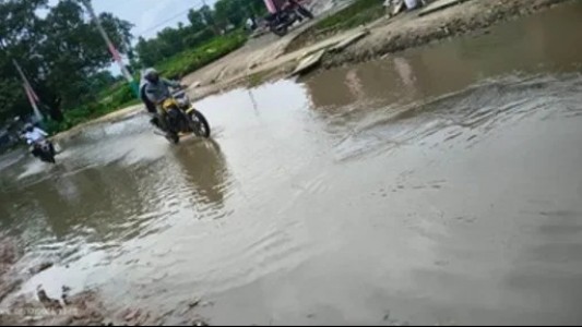 Maharajganj News : स्कूल जाने वाले बच्चों से लेकर बाइक सवार तक परेशान, गंदे पानी में डूबे गड्ढे, कब होगा समाधान?