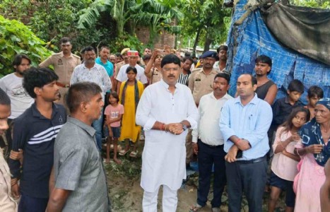 Maharajganj News : रोहिन बैराज हादसे में दो परिवार उजड़े, विधायक ने बढ़ाया मदद का हाथ; दिए 4-4 लाख के चेक
