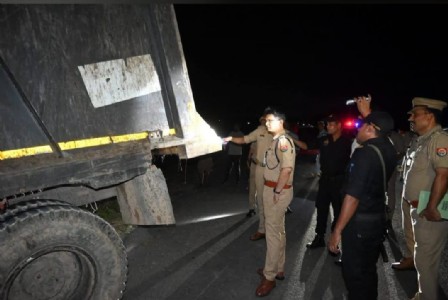 Maharajganj News : निचलौल में एक टक्कर ने बुझा दिए चार घरों के चिराग, डंपर से भिड़ी बाइक और थम गई चार जिंदगियां