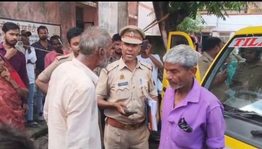 Maharajganj News : स्कूल वैन के नीचे कुचला 2 साल का मासूम, मौत के बाद मर्चरी के बाहर फूटा परिजनों का गुस्सा