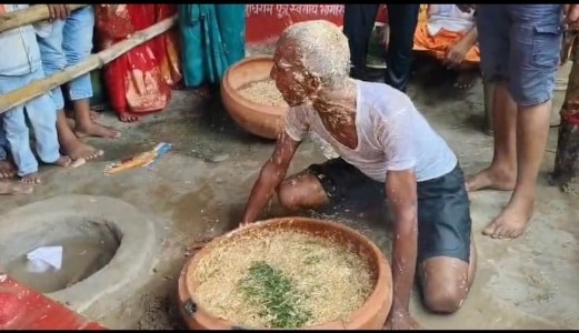 Maharajganj News : नागपंचमी पर जागता है ‘महिषासुर’! 70 साल के बुद्धिराम को देखने उमड़ती है भीड़