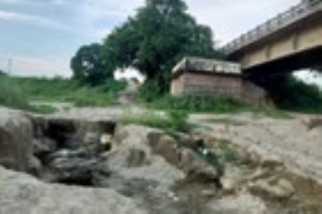 Maharajganj News : बारिश में कीचड़ और गड्ढों में तब्दील हो जाता है ये 800 मीटर का रास्ता, ग्रामीण परेशान