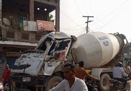 Maharajganj News : आधी रात तेज धमाके से दहला नगर तिराहा, मकान में जा घुसा बेकाबू मिक्सर डंपर