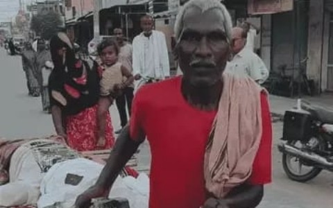 Maharajganj News : ठेले पर बीमार बेटा, पीछे गोद में दो साल का बच्चा... पनियरा की तस्वीर ने झकझोर दिया