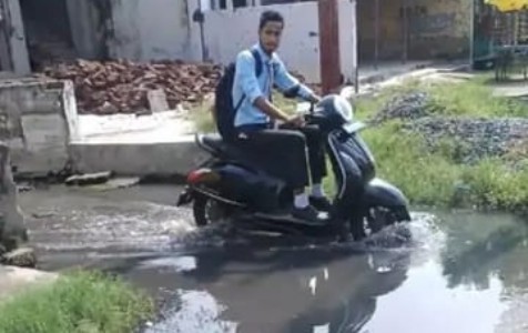 Maharajganj News : हर बारिश के बाद खुलती है पोल! आजाद नगर में सड़क बनी तालाब, जिम्मेदारों की चुप्पी पर सवाल