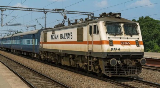 Indian Railway Auto Upgradation New Rule : टिकट बुक किया था स्लीपर का, सीट मिल गई AC में! जानिए रेलवे का ये खास नियम