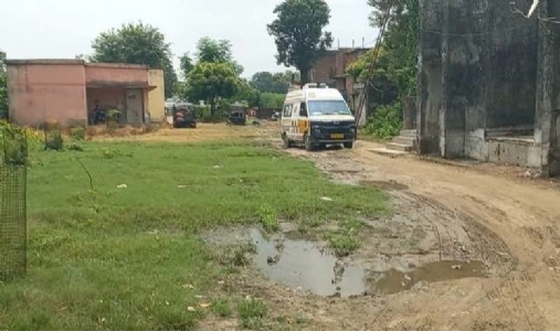 Maharajganj News : जहां इलाज होना था, वहां जलभराव और जर्जर इमारतों का खतरा, कोल्हुई पीएचसी की बदहाली पर सवाल