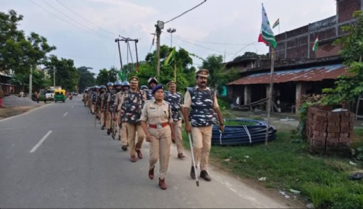Maharajganj News : बारावफात से पहले सड़कों पर उतरी पुलिस, फ्लैग मार्च से उपद्रवियों को सख्त संदेश