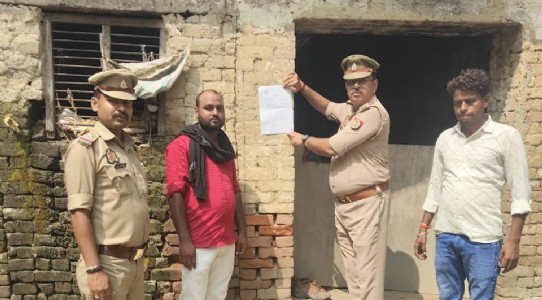 Maharajganj News: दुष्कर्म के वांछित अभियुक्त के खिलाफ उद्घोषणा, घर पर चस्पा हुई न्यायालय की नोटिस