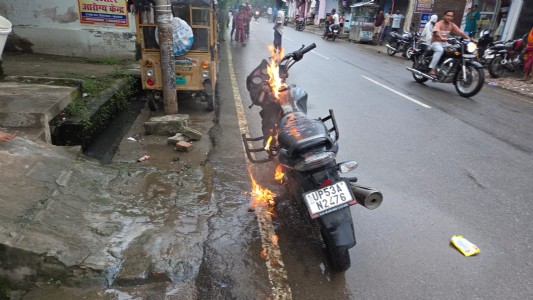 Maharajganj News : शराब के नशे में युवक की सनक, अपनी ही मोटरसाइकिल फूंक डाली