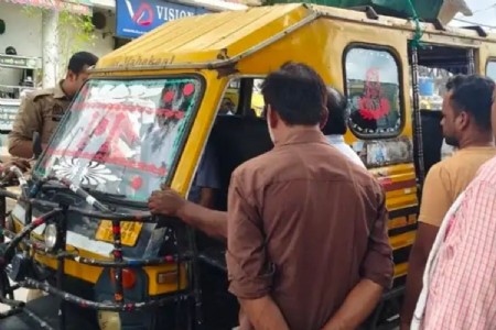 Maharajganj News: महाराजगंज में सड़क हादसों पर रोक के लिए पुलिस का जागरूकता अभियान, टैक्सी चालकों को दिए जरूरी निर्देश