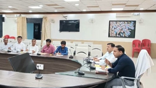 Maharajganj News : 'आयुष आपके द्वार' अभियान को मिलेगी रफ्तार, डीएम ने तय किया रोडमैप