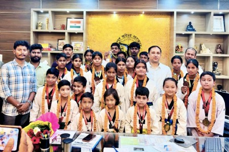Sports News : राज्य स्तरीय ताइक्वांडो में महराजगंज का जलवा, 26 पदक विजेता खिलाड़ियों को डीएम ने किया सम्मानित