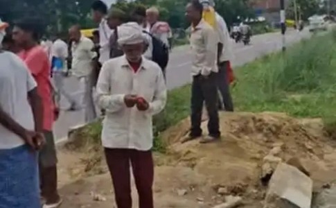 Maharajganj News : सीएचसी का रास्ता बंद, इलाज पर संकट! सड़क पर उतरे ग्रामीण, आंदोलन की चेतावनी