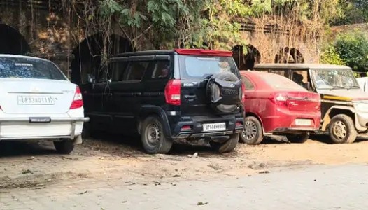 Maharajganj News : जहां होना चाहिए इलाज, वहां खड़ी हैं टैक्सियां! अस्पताल परिसर में अव्यवस्था