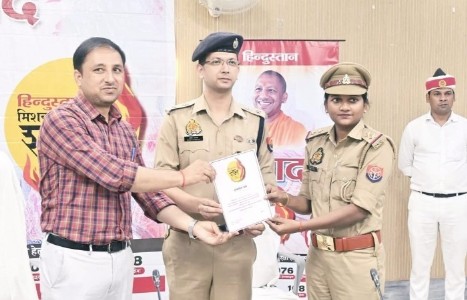 Maharajganj News : महिलाओं की सुरक्षा के लिए सराहनीय पहल, एसआई लक्की पटेल को मिला सम्मान
