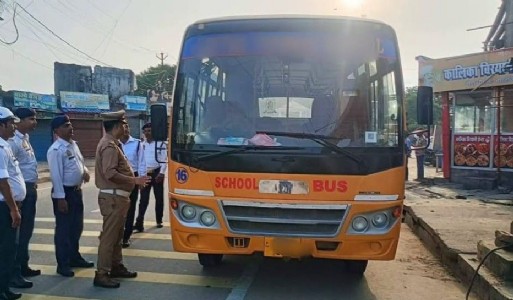 Maharajganj News : स्कूल बसों पर पुलिस का शिकंजा, फिटनेस से लेकर CCTV तक की जांच