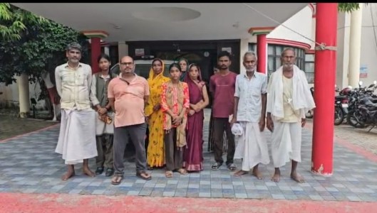 Maharajganj News : तीन बच्चों की मौत के बाद गरमाया मामला, डीएम से मिलकर परिजनों ने की कठोर कार्रवाई की मांग
