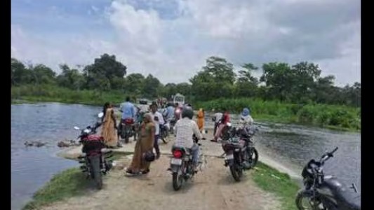 Maharajganj News : चार-पांच फीट पानी में डूबा पुल, तीन गांवों के लोगों को फिर नाव का सहारा