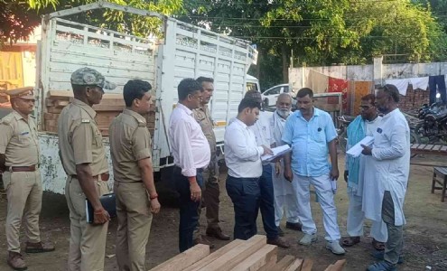 Maharajganj News : साहू आरा मशीन पर अचानक पहुंची वन विभाग की टीम, सागौन की लकड़ी सीज