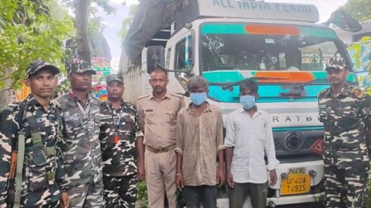 Maharajganj News : सोनौली बॉर्डर पर बस की तलाशी से मचा हड़कंप, अंदर मिला भारी मात्रा में संदिग्ध सामान