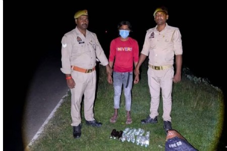 Maharajganj News: महराजगंज में 15 शीशी अवैध नेपाली शराब बरामद, परसामलिक पुलिस ने 21 वर्षीय युवक को पकड़ा