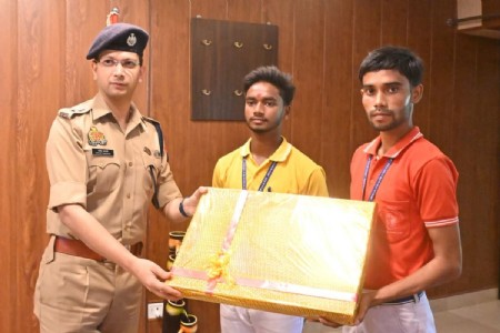 Maharajganj News: निचलौल में नहर में छलांग लगाने वाली महिला को बचाने वाले दो छात्रों को महराजगंज पुलिस ने किया सम्मानित