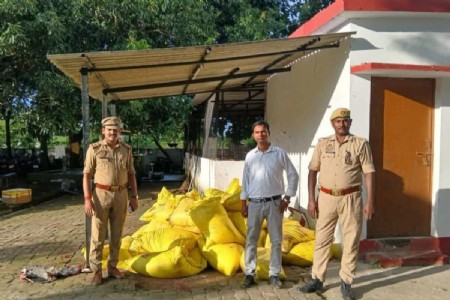 Maharajganj News: कोल्हुई में पुलिस-राजस्व टीम की बड़ी कार्रवाई, 46 बोरी अवैध यूरिया बरामद