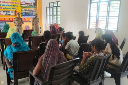 Maharajganj Mission Shakti 5.0: सिसवा बाजार में मिशन शक्ति 5.0 के तहत बहू-बेटी सम्मेलन, महिलाओं और बालिकाओं को सुरक्षा व अधिकारों की जानकारी